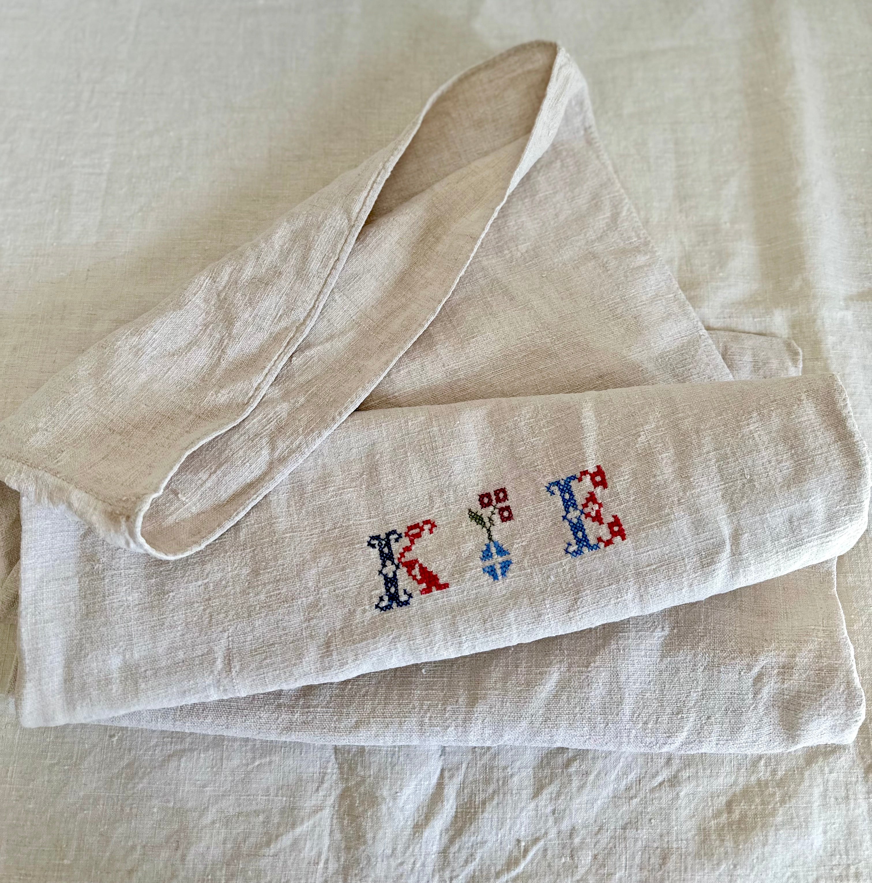 Grain-sack pillow slip 75 x 50 with 'K.E' Monogram oatmeal