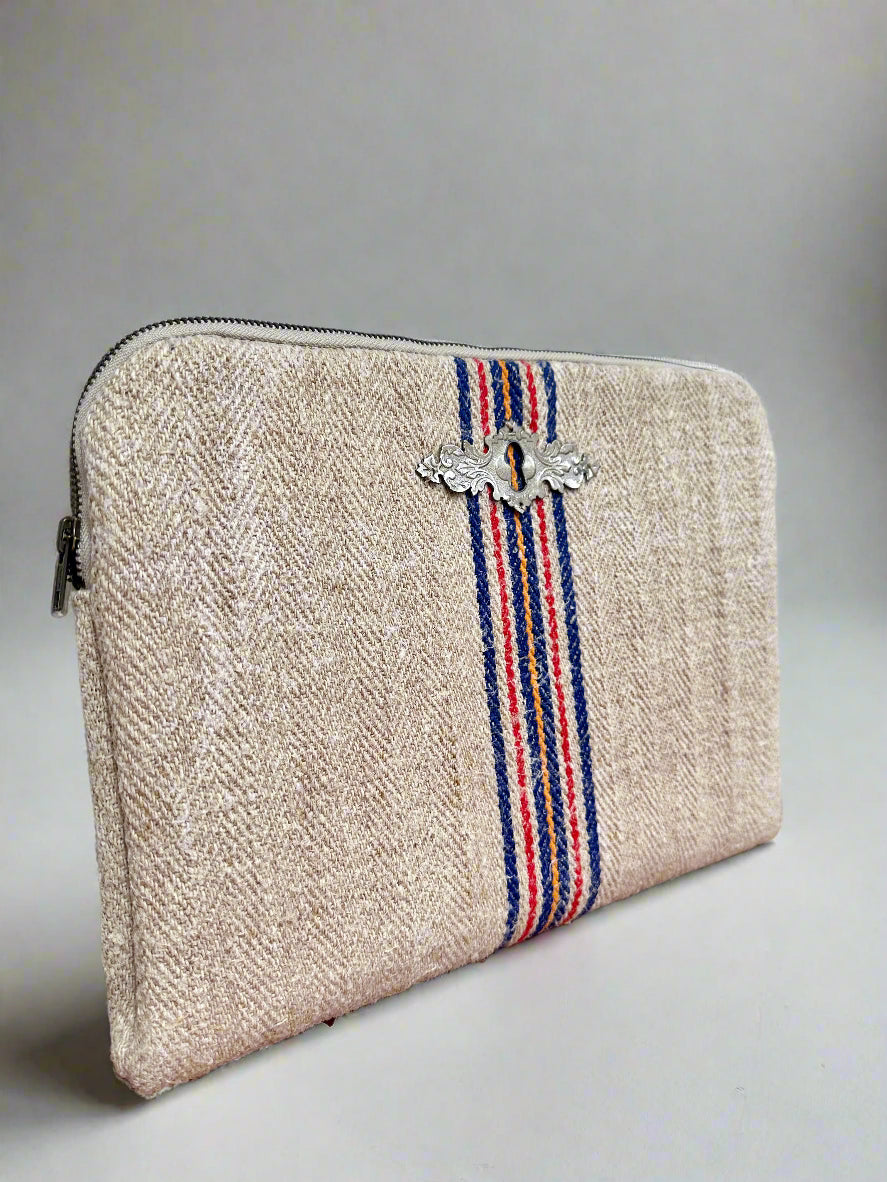 Grain-sack Lap top sleeve with vintage metal lock.