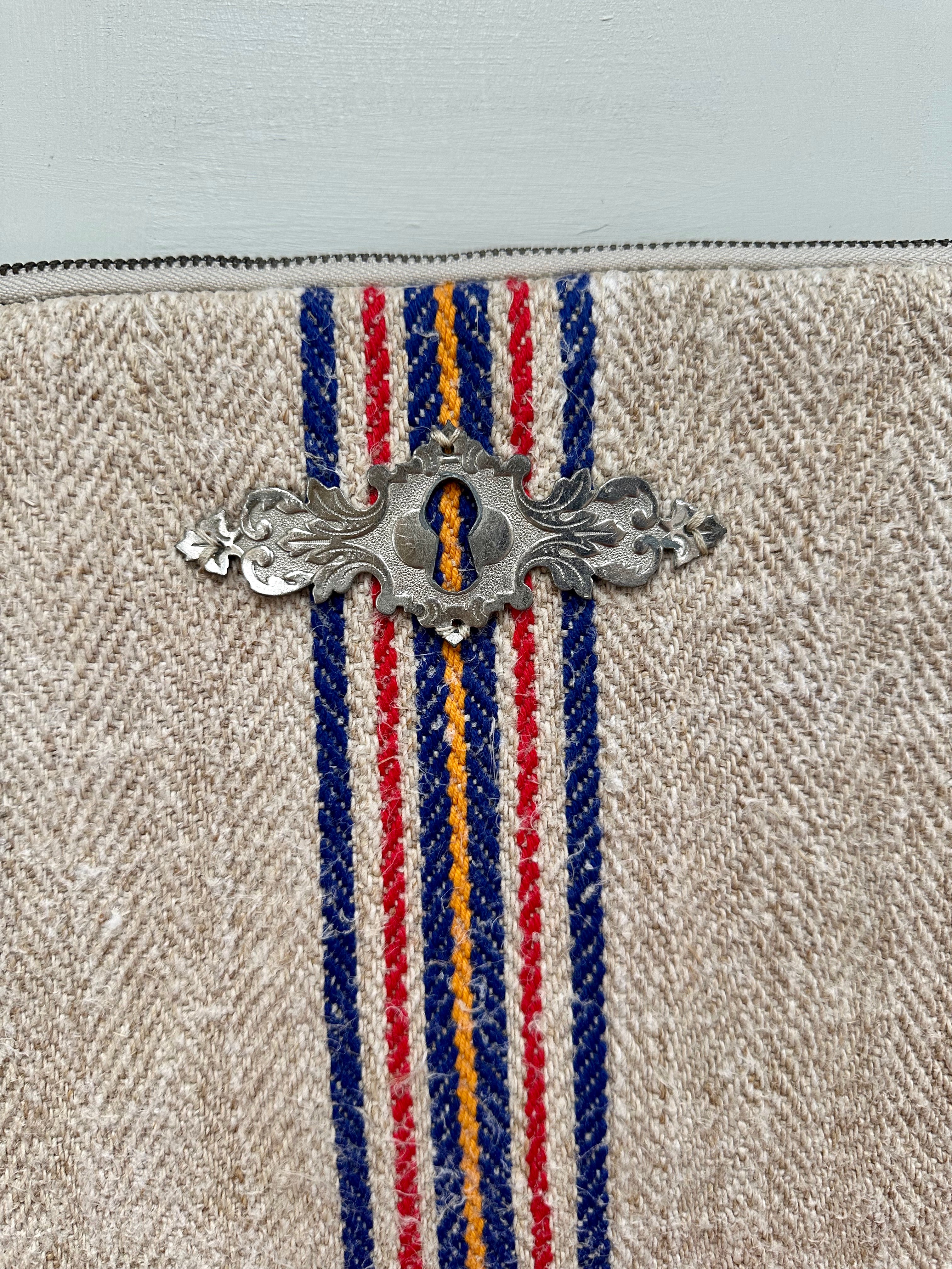 Grain-sack Lap top sleeve with vintage metal lock.