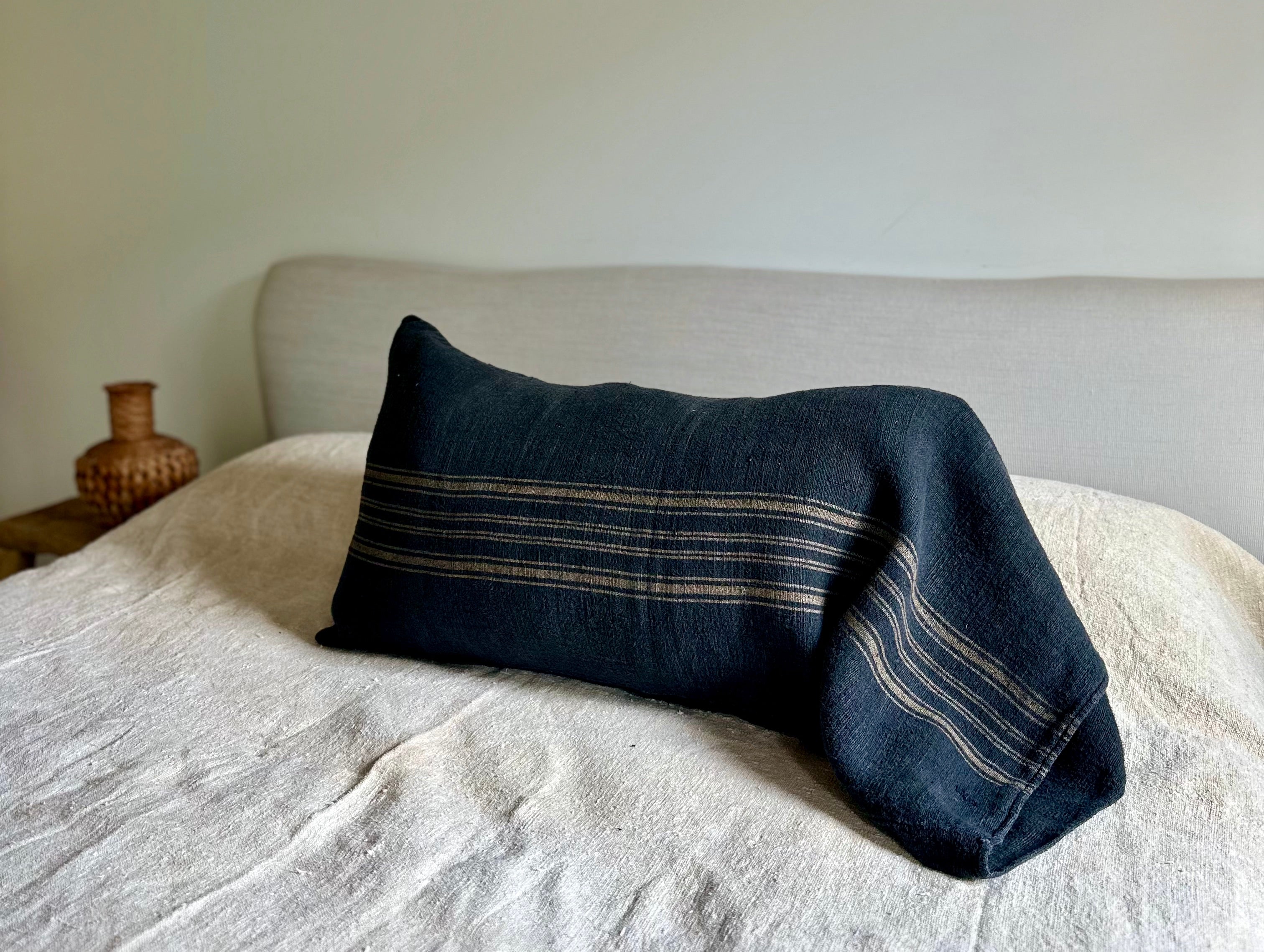 Grain-sack pillow slip 75 x 50 indigo Blue with gold stripe