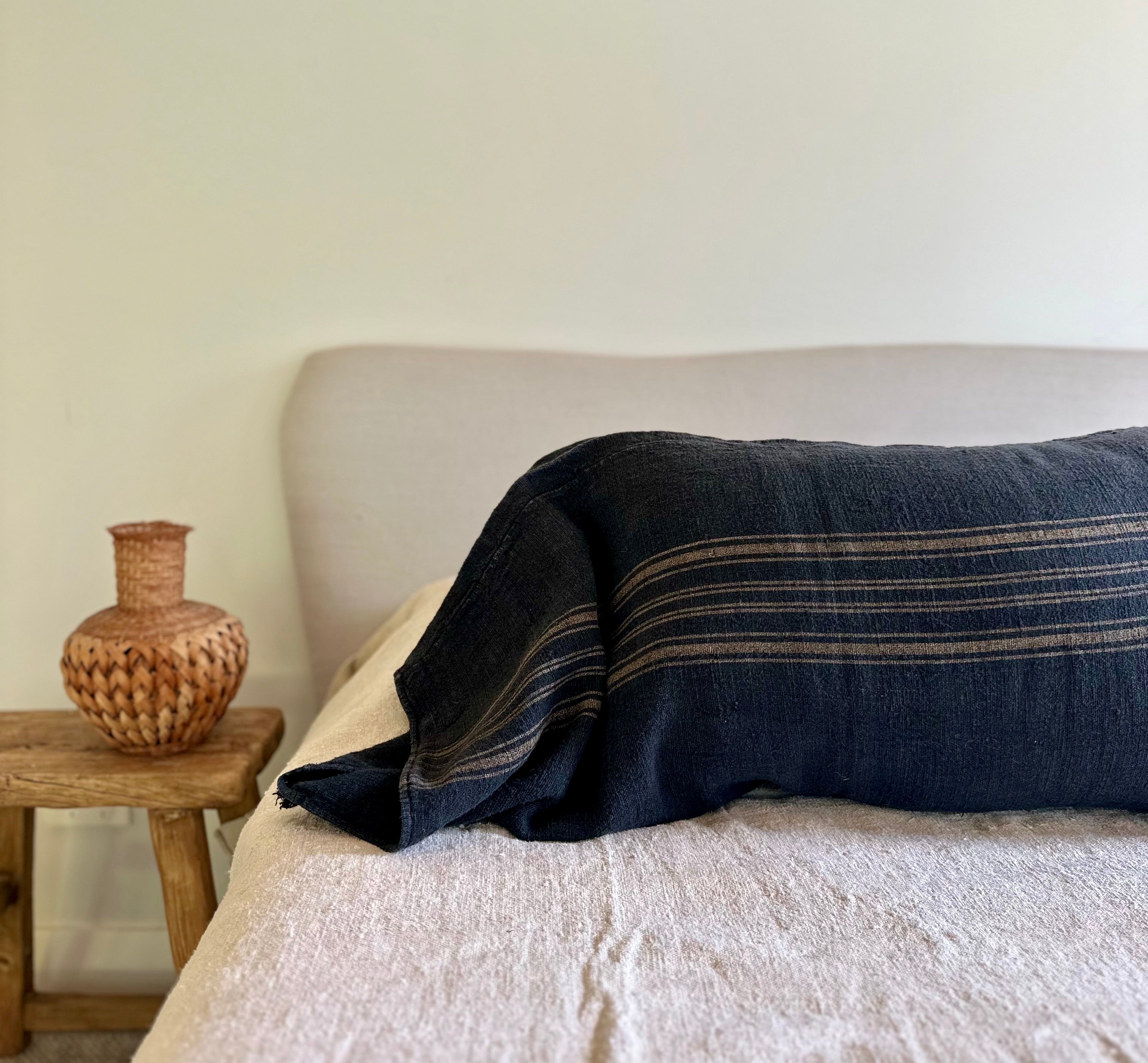Grain-sack pillow slip 75 x 50 indigo Blue with gold stripe
