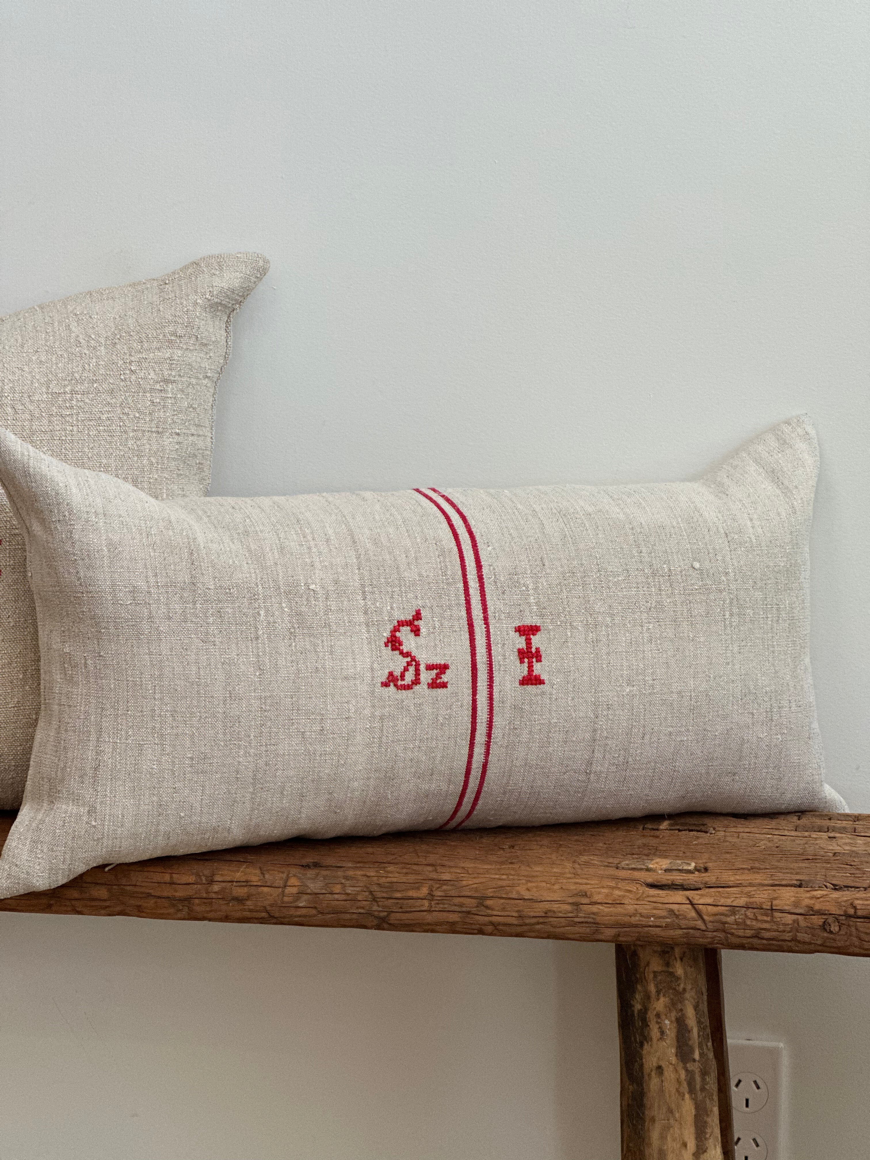 Grain-sack cushion with monogram "SZ I"