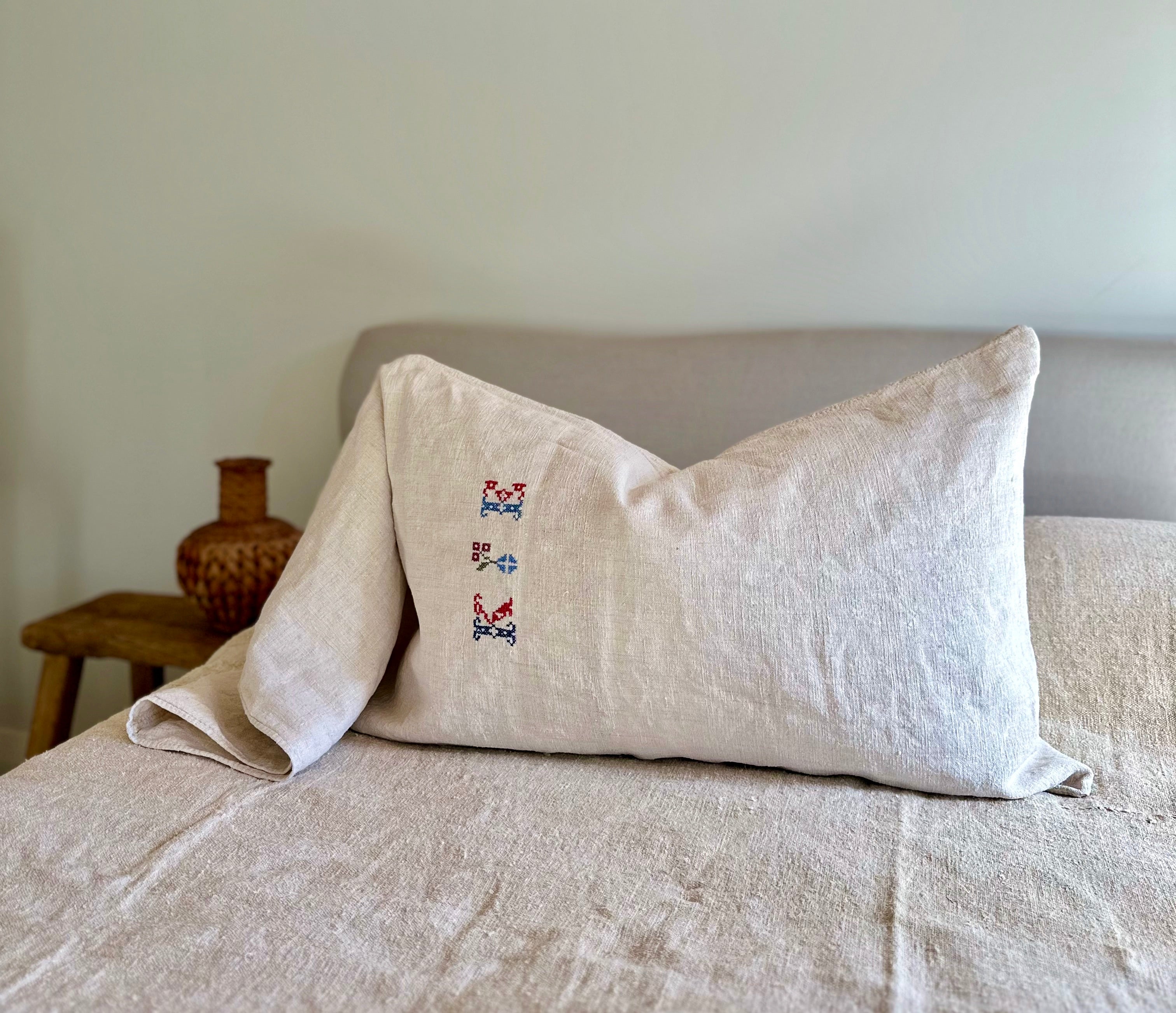 Grain-sack pillow slip 75 x 50 with 'K.E' Monogram oatmeal