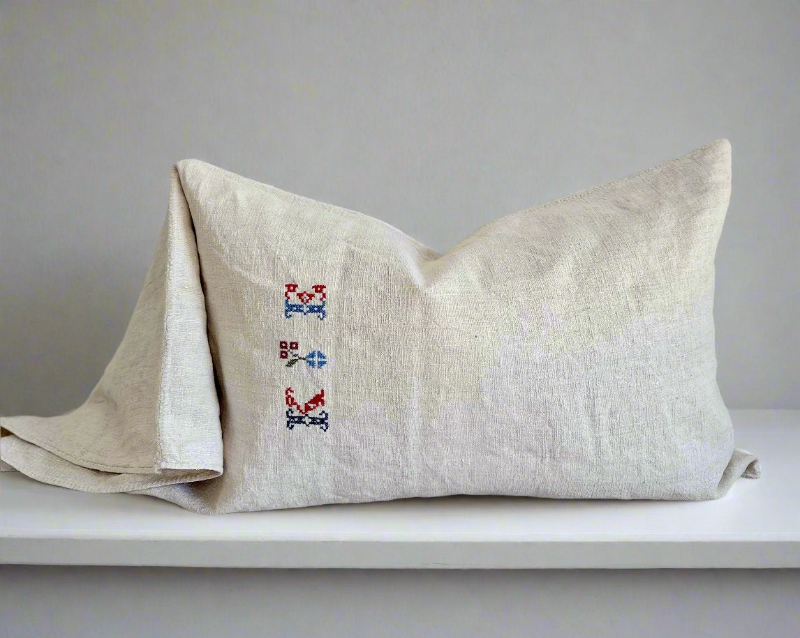 Grain-sack pillow slip 75 x 50 with 'K.E' Monogram oatmeal