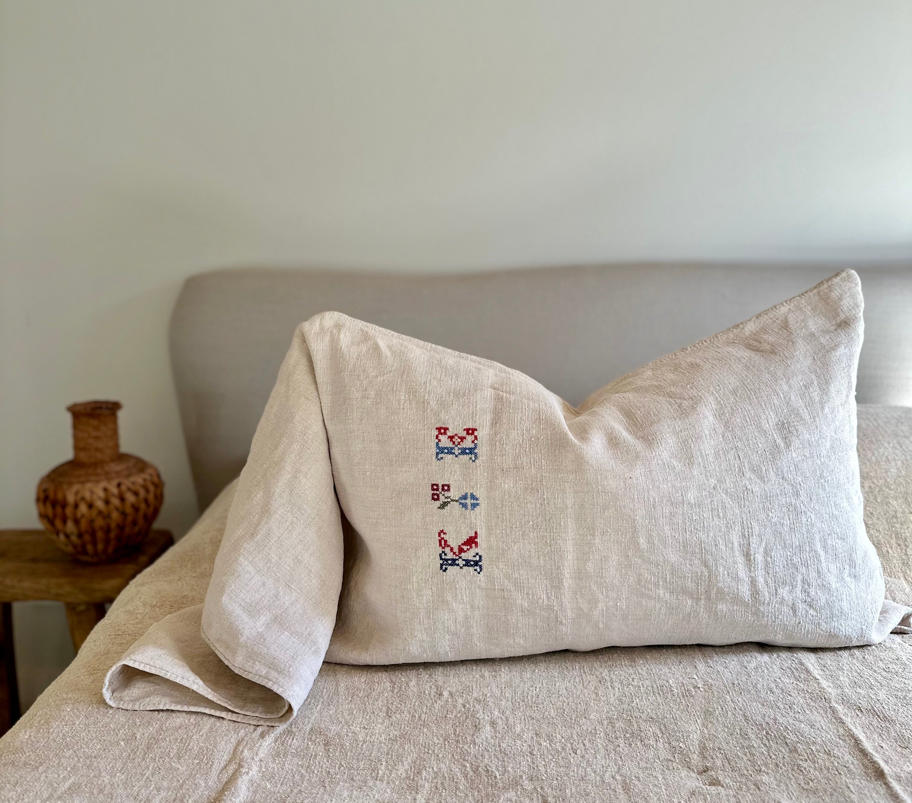 Grain-sack pillow slip 75 x 50 with 'K.E' Monogram oatmeal