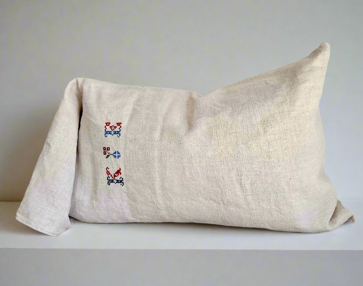Grain-sack pillow slip 75 x 50 with 'K.E' Monogram oatmeal
