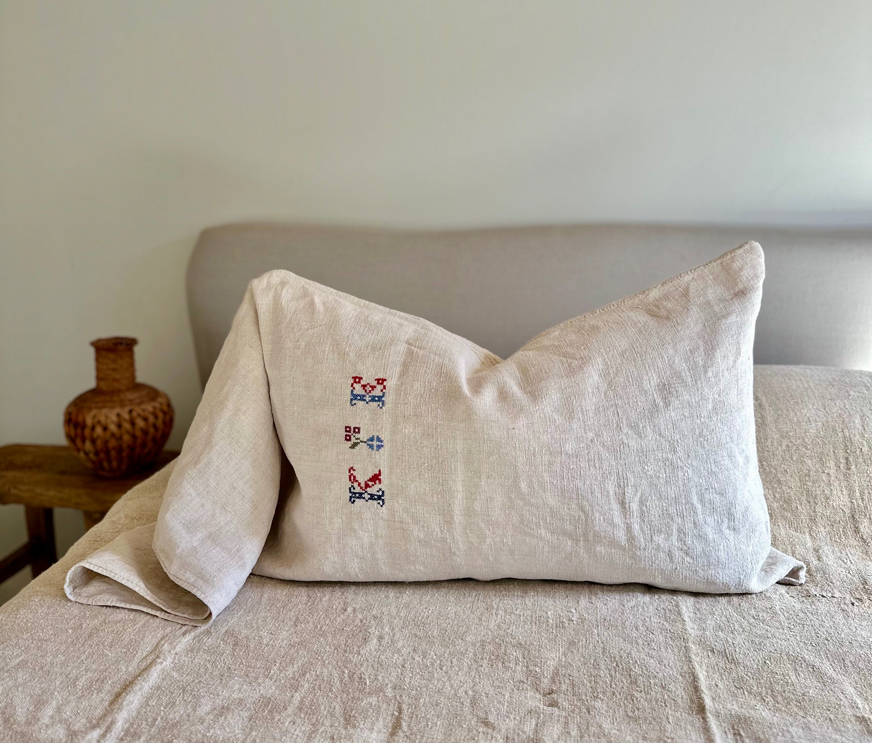 Grain-sack pillow slip 75 x 50 with 'K.E' Monogram oatmeal
