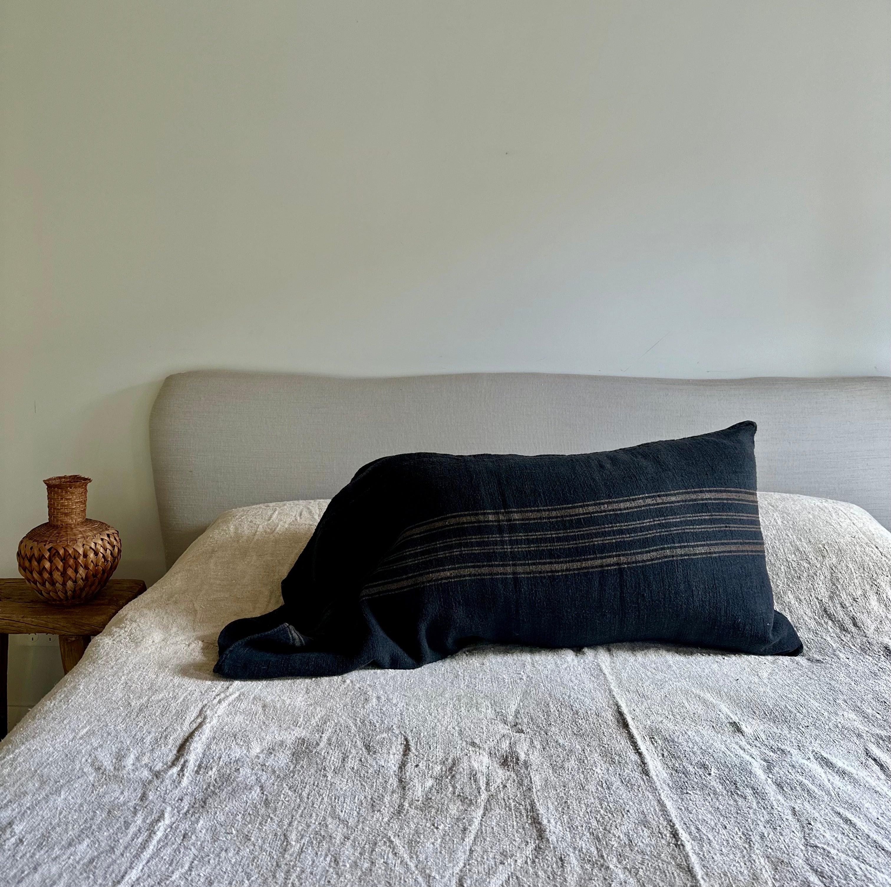 Grain-sack pillow slip 75 x 50 indigo Blue with gold stripe