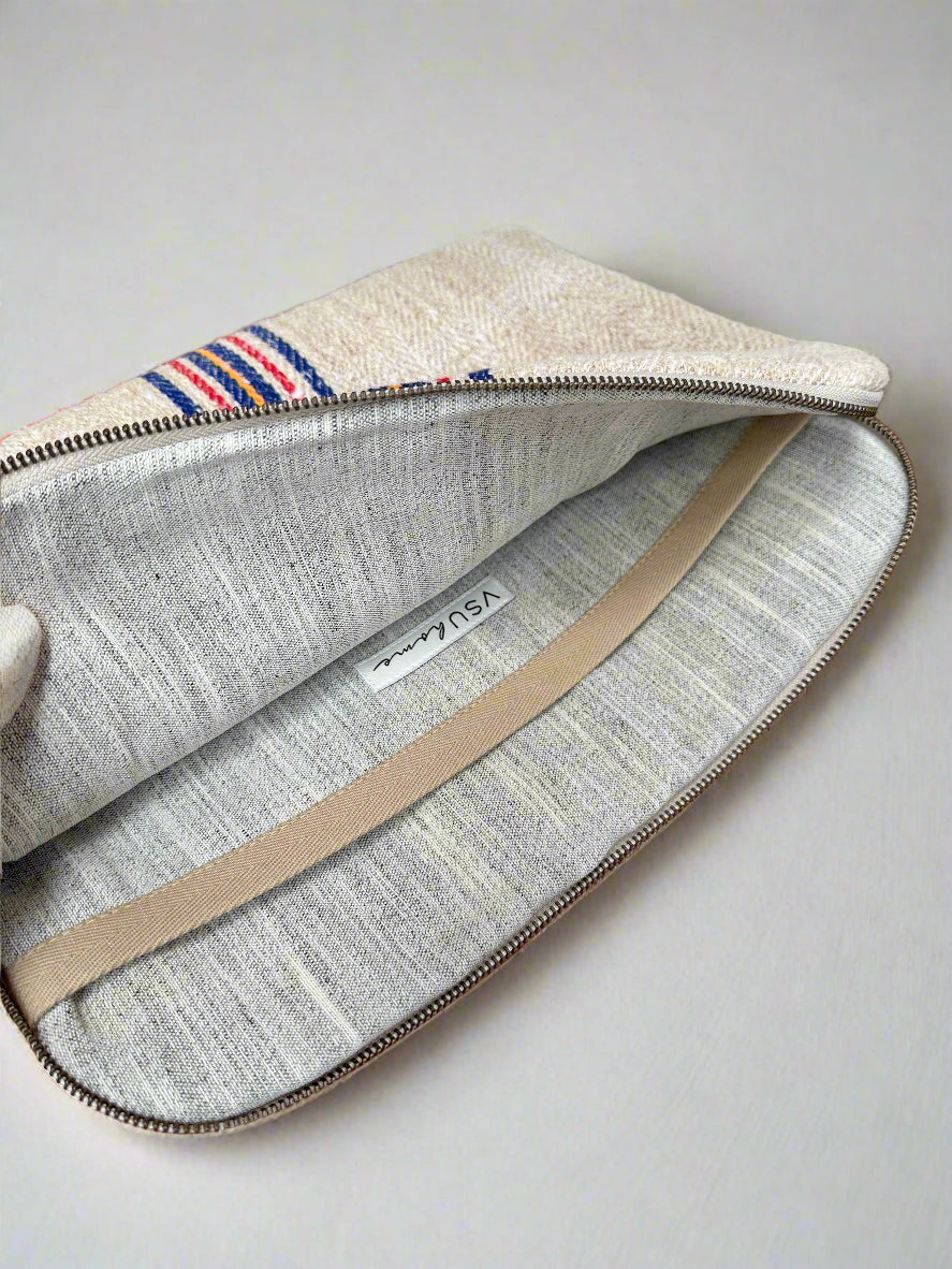 Grain-sack Lap top sleeve with vintage metal lock.