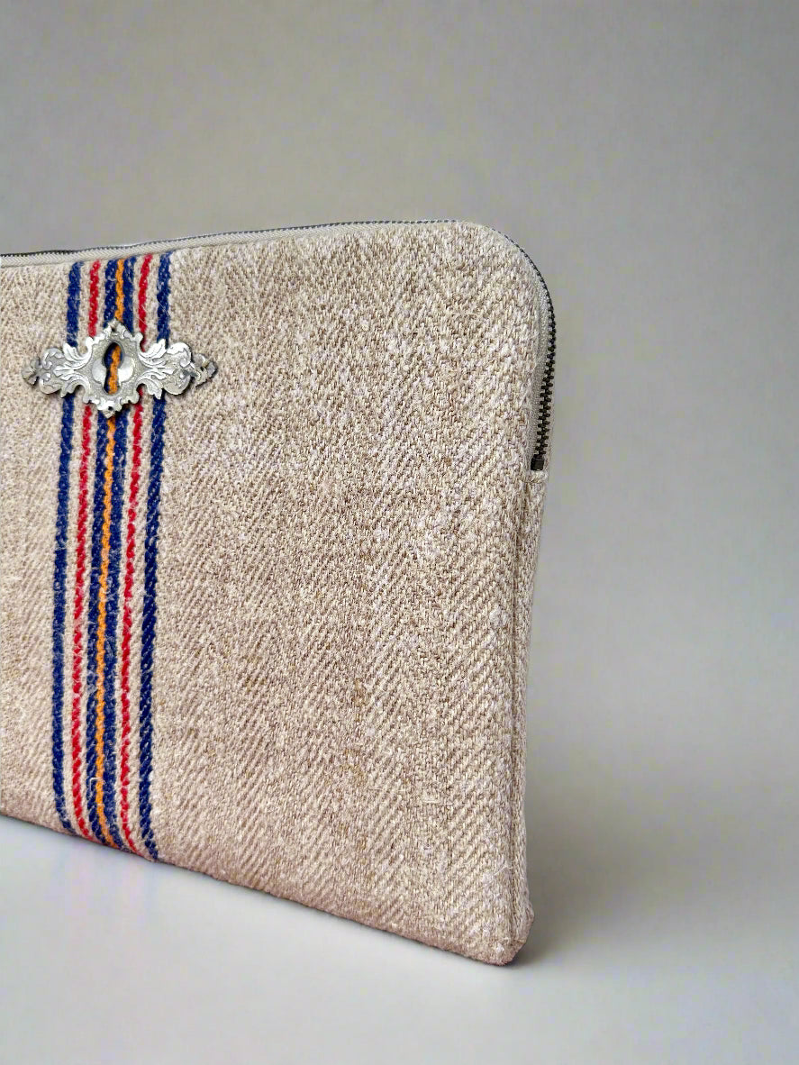 Grain-sack Lap top sleeve with vintage metal lock.