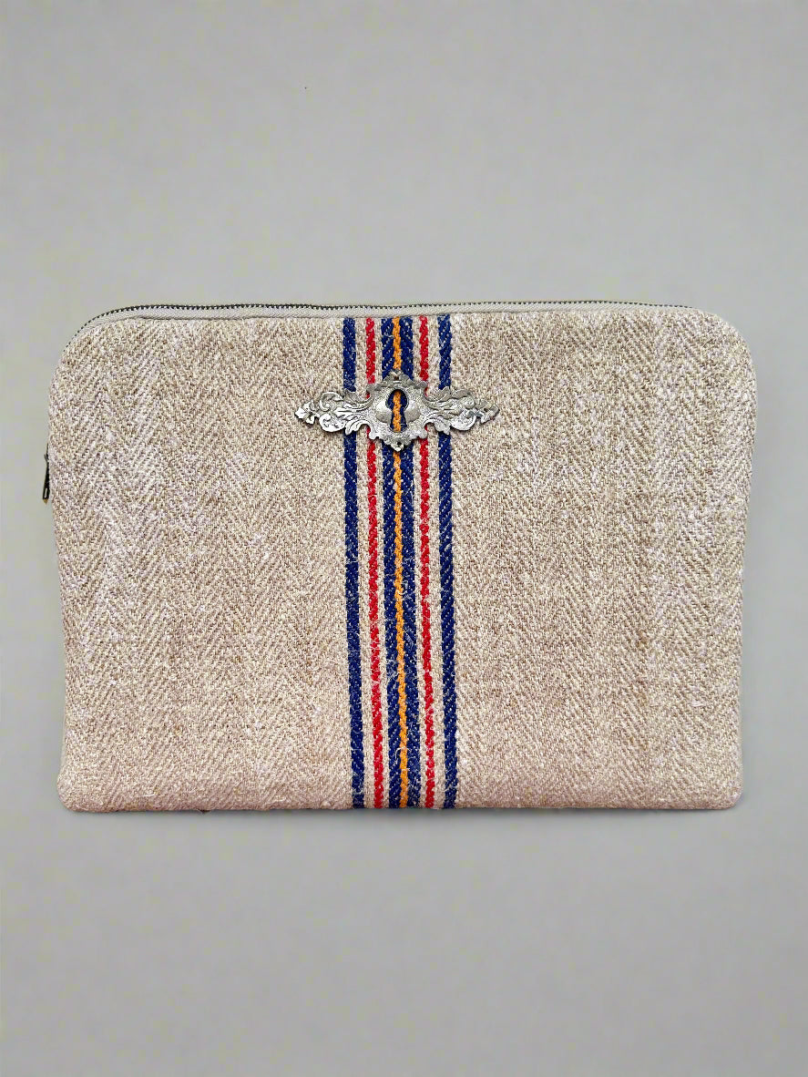 Grain-sack Lap top sleeve with vintage metal lock.