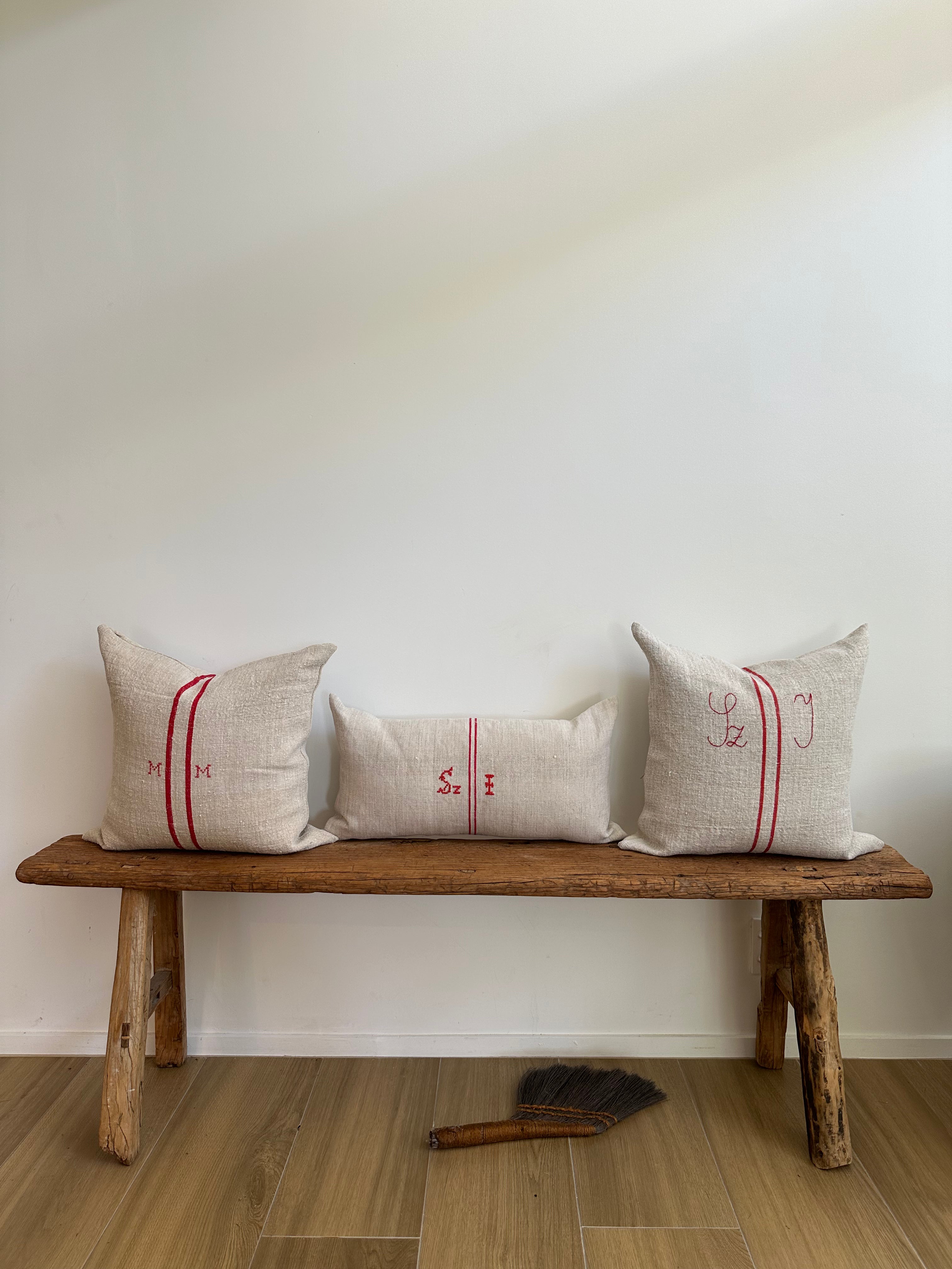 Grain-sack cushion with monogram "SZ I"