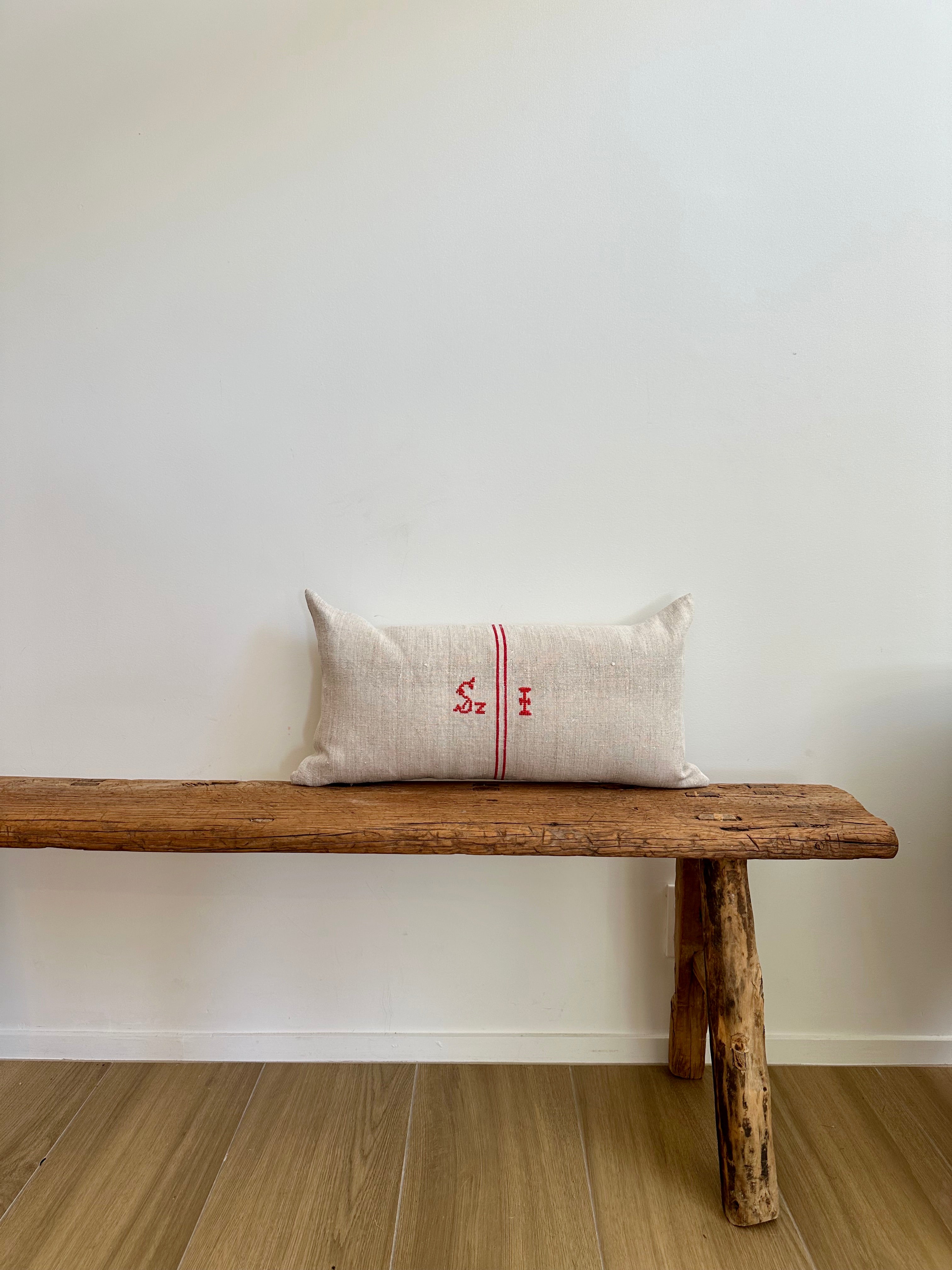 Grain-sack cushion with monogram "SZ I"