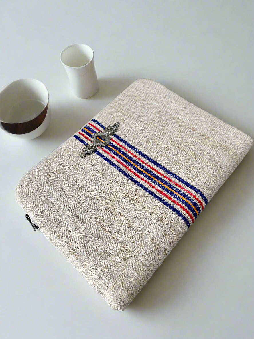 Grain-sack Lap top sleeve with vintage metal lock.