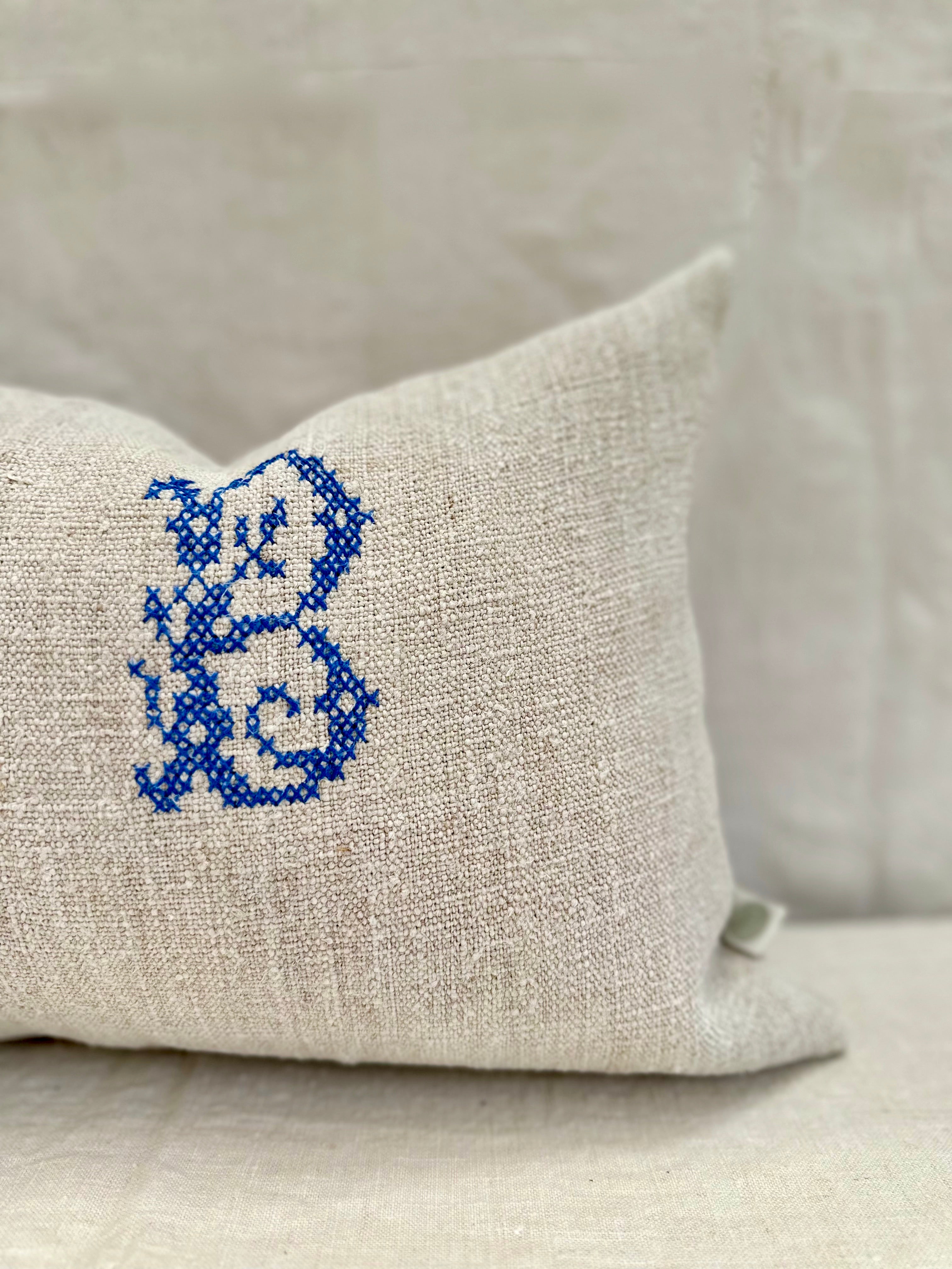 Grain-sack baby cushion 47 x 34 with 'S.B' monogram